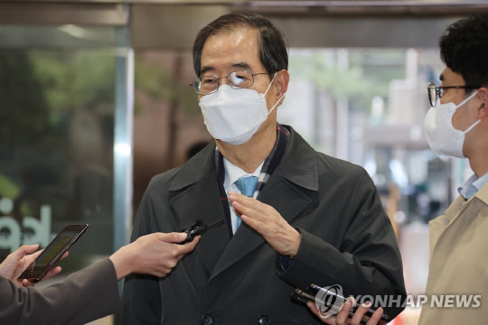 한덕수 국무총리 후보자가 6일 오전 서울 종로구 한국생산성본부 건물에 마련된 국회 인사청문회 준비단 사무실에 출근하며 기자들을 만나 질문에 답하고 있다. <연합뉴스>